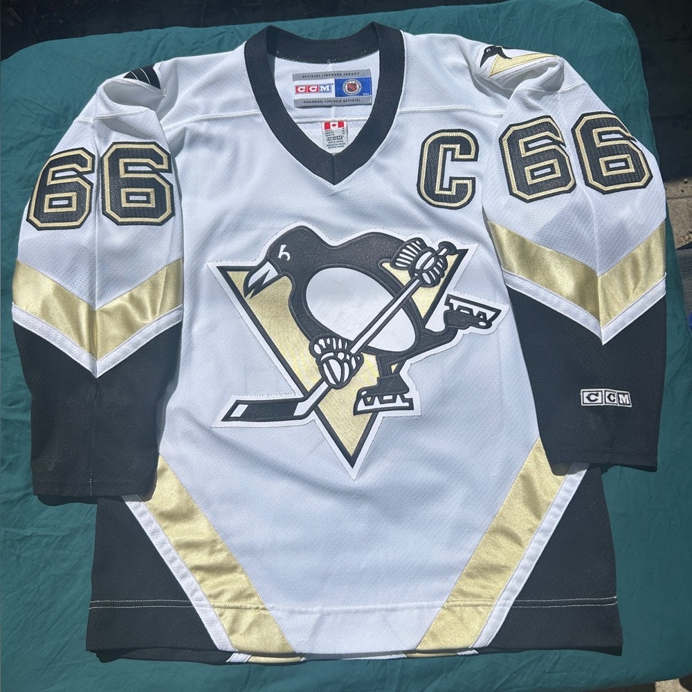 CCM Pittsburgh Penguins Mario Lemieux NHL Jersey
Size Medium